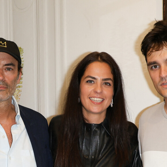 Exclusif - Anthony Delon, Anouchka Delon et Alain-Fabien Delon au cocktail à l'issue de la conférence de presse pour la vente de la collection Alain Delon chez Bonhams Cornette de Saint Cyr à Paris le 19 juin 2023.  © Coadic Guirec/Bestimage 