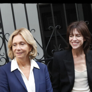 Lorraine Dauchez, Fondatrice, ARTEUM, Rachida Dati, maire du 7ème arrondissement de Paris, Valérie Pécresse, présidente du conseil régional d'Ile de France, Charlotte Gainsbourg lors de l'inauguration de la Maison Gainsbourg, rue de Verneuil à Paris le 14 septembre 2023. © Alain Guizard / Bestimage