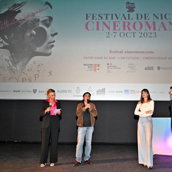 Charlotte Bouteloup, la maitresse de cérémonie, Yvan Attal, Alma Jodorowsky et Guillaume Canet durant la soirée d'ouverture de la 5eme édition du festival Cinéroman au cinéma Pathé Gare du Sud à Nice, le 2 octobre 2023. C'est le film "Un coup de dés" réalisé par Yvan Attal en présence d'Alma Jodorowsky, d'Yvan Attal et Guillaume Canet qui a ouvert le Festival. © Bruno Bebert / Bestimage 