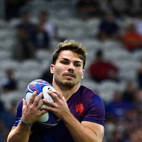 Il n'en sera rien puisque le manager santé du XV de France a indiqué qu'Antoine Dupont est forfait pour cette rencontre
 
Antoine Dupont ( - France ) - - Coupe du Monde de Rugby France 2023 du match de Poule A entre la France et l'Uruguay (27-12) au stade Pierre-Mauroy à Lille le 14 septembre 2023.