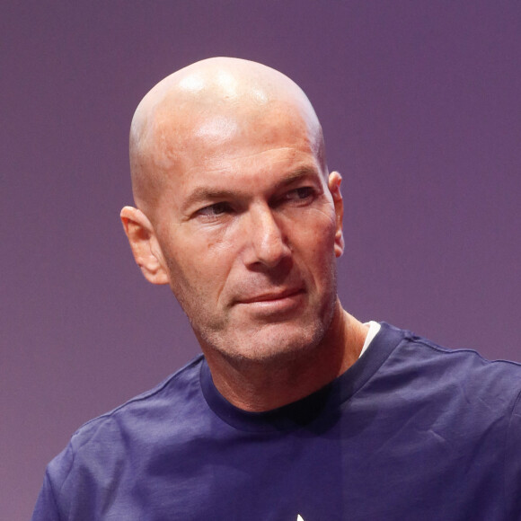 Que les fans de la légende du football se rassurent, il s'agit d'un homonyme
 
Zinédine Zidane - Cérémonie de remise des prix des Ambassadeurs ELA et lancement de la nouvelle campagne "Mets tes baskets et bats la maladie" à la Cité des Sciences et de l'Industrie à Paris. Le 7 juin 2023 © Christophe Clovis / Bestimage