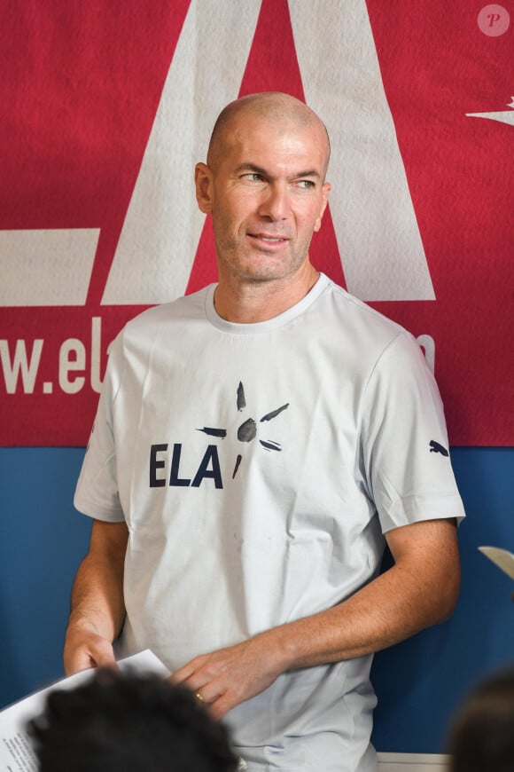 En effet, Zinedine Zidane n'a rien à voir là-dedans
 
Zinedine Zidane lors de la lecture de la dictée ELA aux élèves de la 6ème F du collège Henri Barnier à Marseille le 18 octobre 2022. Le texte de la dictée 2022 est de Mohamed Mbougar SARR, "L'étoile qui n'avait pas sommeil", lauréat du Prix Goncourt 2021.