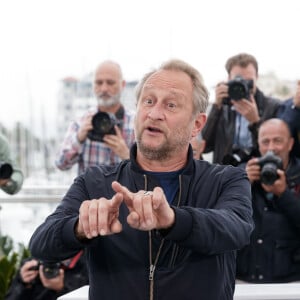 Benoît Poelvoorde lors du photocall du film "Le grand bain" au 71ème Festival International du Film de Cannes, le 13 mai 2018. © Borde / Jacovides / Moreau / Bestimage