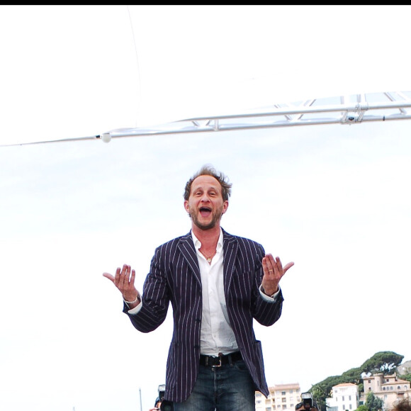 A cette addiction s'ajoute celle de la cigarette.
Benoît Poelvoorde, Benoît Magimel, Nicole Garcia, Vincent Lindon et Jean-Pierre Bacri au Festival de Cannes 2006