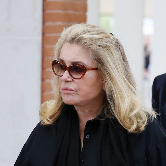 Catherine Deneuve arrive à l'aéroport de Venise-Marco Polo, la veille de l'ouverture du 80ème Festival International du Film de Venise, La Mostra, à Venise, Italie, le 29 aout 2023. 