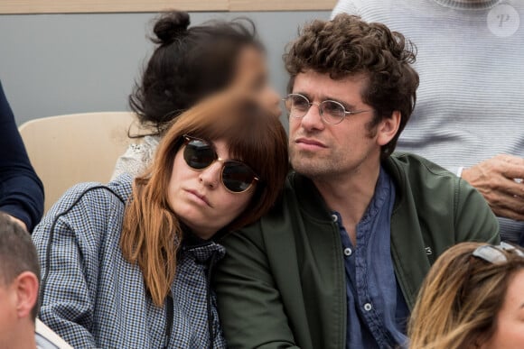 En effet, il a accueilli en mai 2021 un petit garçon avec sa compagne Brigitte, rencontrée sur un tournage.
Arthur Dupont et sa compagne - Les célébrités dans les tribunes des Internationaux de France de Tennis de Roland Garros 2019 à Paris, France, le 29 mai 2019. © Jacovides-Moreau/Bestimage