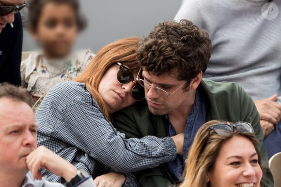 Un premier enfant qu'ils ont choisi de prénommer Elio.
Arthur Dupont, sa compagne et Sandrine Quétier - Les célébrités dans les tribunes des Internationaux de France de Tennis de Roland Garros 2019 à Paris, France, le 29 mai 2019. © Jacovides-Moreau/Bestimage