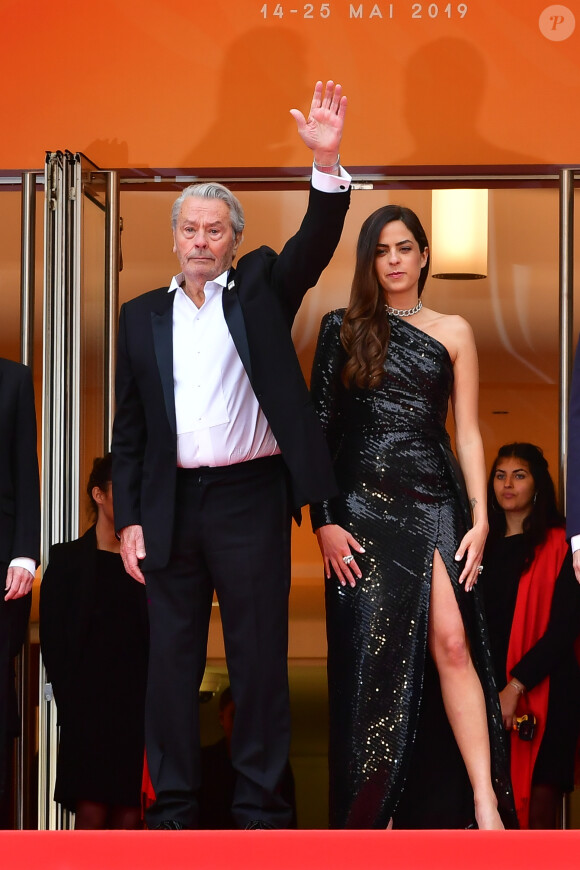 Elle l'accuse d'avoir profité de la faiblesse d'Alain Delon et la suspecte même de s'être servie généreusement sur le compte en banque de l'acteur.
Alain Delon (Palme d'Or d'Honneur du 72ème festival de Cannes) et sa fille Anouchka - Montée des marches du film "A Hidden Life" lors du 72ème Festival International du Film de Cannes, le 19 mai 2019.