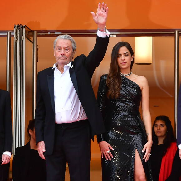 Elle l'accuse d'avoir profité de la faiblesse d'Alain Delon et la suspecte même de s'être servie généreusement sur le compte en banque de l'acteur.
Alain Delon (Palme d'Or d'Honneur du 72ème festival de Cannes) et sa fille Anouchka - Montée des marches du film "A Hidden Life" lors du 72ème Festival International du Film de Cannes, le 19 mai 2019.