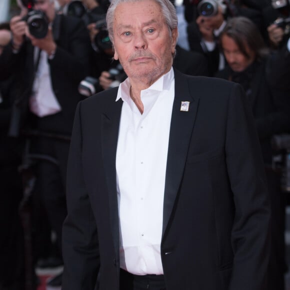 En effet, ce sont 110 000 euros en cash qui ont été retrouvés par les enquêteurs dans une boîte à chaussures cachée au fond d'un placard.
Alain Delon (Palme d'Or d'Honneur du 72ème festival de Cannes avec un badge Paris Match d'une ancienne couverture du magazine titrant "Alain Delon, mes deux amours, Rosalie et Anouchka) - Montée des marches du film "A Hidden Life" lors du 72ème Festival International du Film de Cannes, le 19 mai 2019.