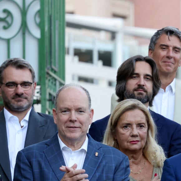 La famille princière est venue soutenir, l'association. Avec le public, ils ont pris part aux activités et au spectacle. Dans une petite robe bleu marine, son carré avec une adorable frange, Gabriella était très élégante.
La princesse Charlene de Monaco, Le prince Albert II de Monaco, Le prince Jacques de Monaco, marquis des Baux, La princesse Gabriella de Monaco, comtesse de Carladès, Dimitri Rassam, Charlotte Casiraghi, Balthazar Rassam lors du traditionnel pique-nique "U Cavagnëtu" au parc Princesse Antoinette à Monaco le 9 septembre 2023. © Claudia Albuquerque / Bestimage