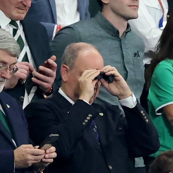 Le prince Albert II de Monaco dans les tribunes du match de Coupe du monde de rugby opposant l'Irlande à l'Ecosse (36-14) au stade de France à Saint-Denis, proche Paris, Seine Saint-Denis, France, le 7 octobre 2023. © Jacovides-Moreau/Bestimage