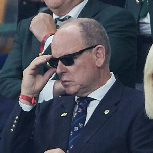 Le prince Albert II de Monaco dans les tribunes du match de Coupe du monde de rugby opposant l'Irlande à l'Ecosse (36-14) au stade de France à Saint-Denis, proche Paris, Seine Saint-Denis, France, le 7 octobre 2023. © Jacovides-Moreau/Bestimage