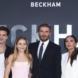 Mia Regan, Romeo Beckham, Cruz Beckham, Harper Beckham, David Beckham, Victoria Beckham, Brooklyn Peltz Beckham et Nicola Peltz Beckham à la première du documentaire Netflix "Beckham" à Londres le 3 novembre 2023.