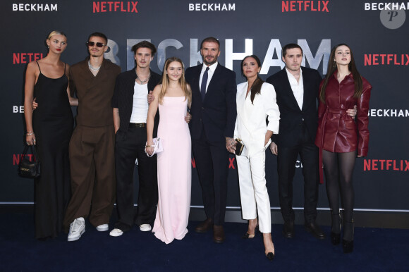 Mia Regan, Romeo Beckham, Cruz Beckham, Harper Beckham, David Beckham, Victoria Beckham, Brooklyn Peltz Beckham et Nicola Peltz Beckham à la première du documentaire Netflix "Beckham" à Londres le 3 novembre 2023.