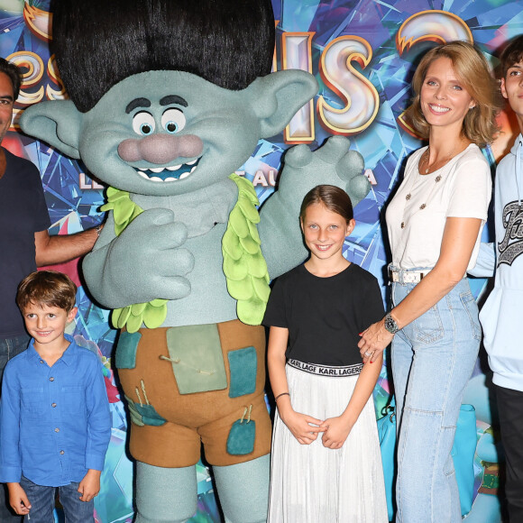 Sylvie Tellier, son mari Laurent Schenten et leurs enfants - Avant-première du film "Les Trolls 3" au cinéma Gaumont Marignan à Paris. Le 11 octobre 2023 © Coadic Guirec / Bestimage 
