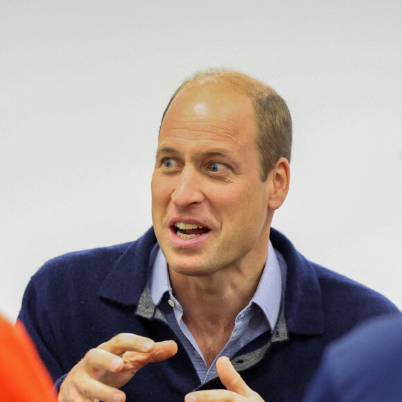 Le prince William, prince de Galles, et Catherine (Kate) Middleton, princesse de Galles, au centre sportif national de Bisham Abbey à Marlow, à l'occasion de la Journée mondiale de la Santé mentale, le 12 octobre 2023. Catherine (Kate) Middleton, princesse de Galles, portait un pansement à deux doigts de sa main droite. 