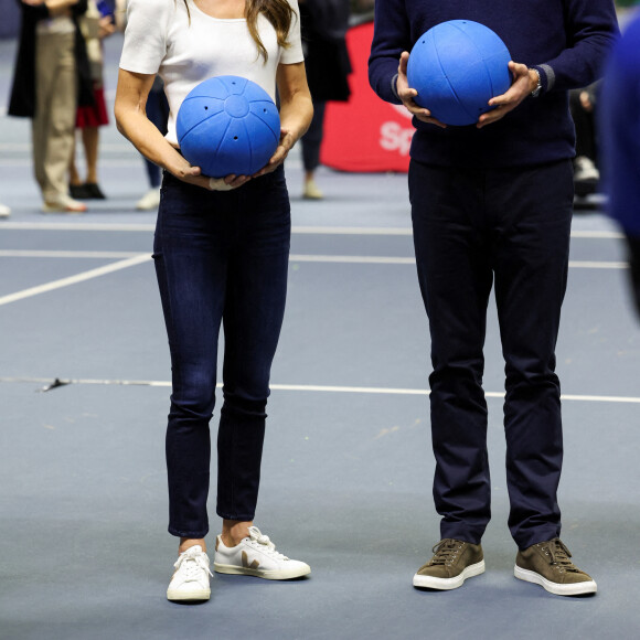 Son mari n'était pas en reste et a également joué le jeu. 
Le prince William, prince de Galles, et Catherine (Kate) Middleton, princesse de Galles, au centre sportif national de Bisham Abbey à Marlow, à l'occasion de la Journée mondiale de la Santé mentale, le 12 octobre 2023. Catherine (Kate) Middleton, princesse de Galles, portait un pansement sur deux doigts de sa main droite. 