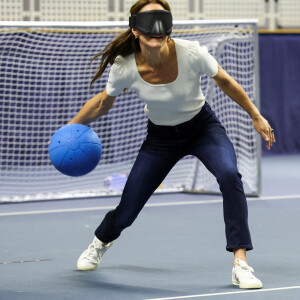 Et n'a pas hésité à se bander les yeux pour cela ! 
Le prince William, prince de Galles, et Catherine (Kate) Middleton, princesse de Galles, au centre sportif national de Bisham Abbey à Marlow, à l'occasion de la Journée mondiale de la Santé mentale, le 12 octobre 2023. Catherine (Kate) Middleton, princesse de Galles, portait un pansement sur deux doigts de sa main droite. 