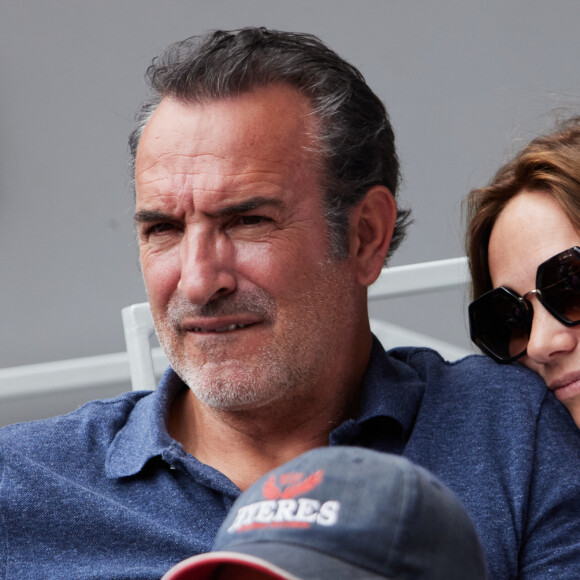 Jean Dujardin et sa femme Nathalie Péchalat - Célébrités en tribunes des Internationaux de France de tennis de Roland Garros 2023 à Paris le 11 juin 2023. © Jacovides-Moreau/Bestimage