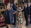 Mais pendant les saluts aux invités, une séquence a marqué.
Le roi Felipe VI et la reine Letizia d'Espagne, donnent une réception au palais royal à l'occasion de la fête nationale à Madrid, le 12 octobre 2023. 