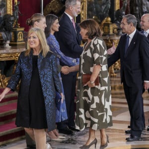 Mais pendant les saluts aux invités, une séquence a marqué.
Le roi Felipe VI et la reine Letizia d'Espagne, donnent une réception au palais royal à l'occasion de la fête nationale à Madrid, le 12 octobre 2023. 