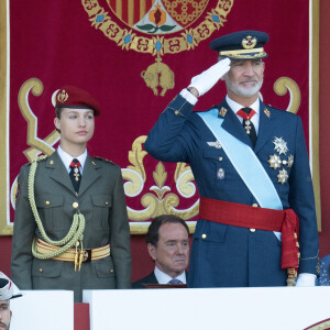 Ses parents semblaient d'ailleurs très fiers d'elle.
Felipe VI, Reine Letizia et Princesse Leonor assistent à la Parade Militaire de la Fête Nationale, Madrid, Espagne, 12 octobre 2023.