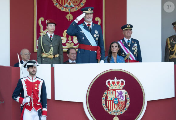 Ses parents semblaient d'ailleurs très fiers d'elle.
Felipe VI, Reine Letizia et Princesse Leonor assistent à la Parade Militaire de la Fête Nationale, Madrid, Espagne, 12 octobre 2023.