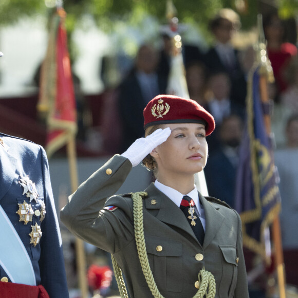 Et elle a parfaitement brillé dans l'exercice ! 
Felipe VI, Reine Letizia et Princesse Leonor assistent à la Parade Militaire de la Fête Nationale, Madrid, Espagne, 12 octobre 2023.