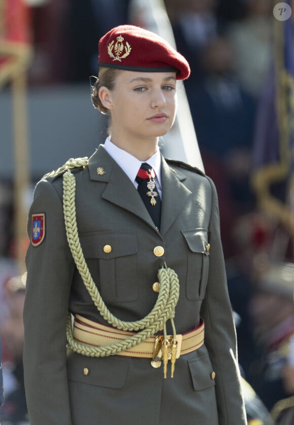 En tout cas, c'est une grande première réussie pour elle ! 
Felipe VI, Reine Letizia et Princesse Leonor assistent à la Parade Militaire de la Fête Nationale, Madrid, Espagne, 12 octobre 2023.