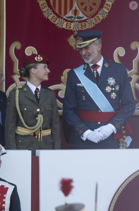 La présence d'un certain jeune homme lui a en effet valu des regards moqueurs de ses parents.
La princess des Asturies, Leonor et le roi Felipe VI - Parade Militaire de la Fête Nationale le 12 octobre, Madrid.