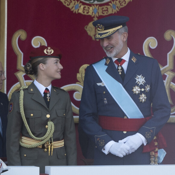 La présence d'un certain jeune homme lui a en effet valu des regards moqueurs de ses parents.
La princess des Asturies, Leonor et le roi Felipe VI - Parade Militaire de la Fête Nationale le 12 octobre, Madrid.
