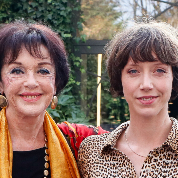 Anny Duperey et sa fille Sara Giraudeau - Arrivées à l'enregistrement de l'émission "Vivement Dimanche" présentée par M. Drucker et qui sera diffusée le 15 octobre 2023 sur France 3, au studio Gabriel à Paris, France, le 3 octobre 2023. © Christophe Clovis/Bestimage