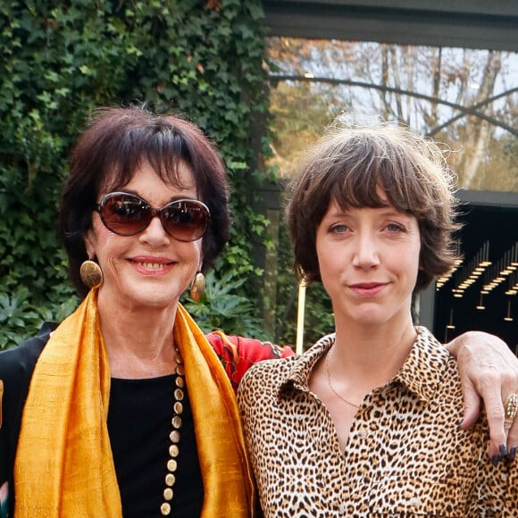 Anny Duperey et sa fille Sara Giraudeau - Arrivées à l'enregistrement de l'émission "Vivement Dimanche" présentée par M. Drucker et qui sera diffusée le 15 octobre 2023 sur France 3, au studio Gabriel à Paris, France, le 3 octobre 2023. © Christophe Clovis/Bestimage