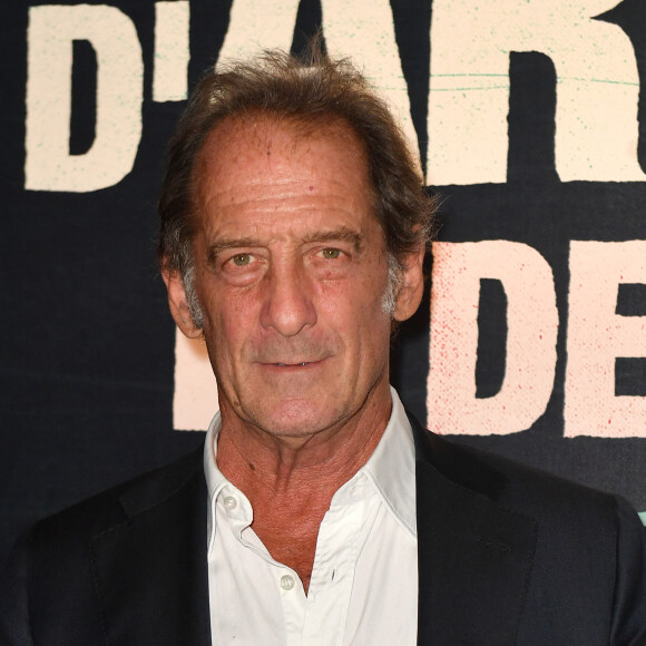 Pour autant, il ne s'interdit pas de mener sa vie quotidienne de manière tout à fait normale.
Vincent Lindon - Avant-première de la série "D'argent et de sang" à l'Ugc Normandie à Paris le 11 octobre 2023. © Veeren/Bestimage
