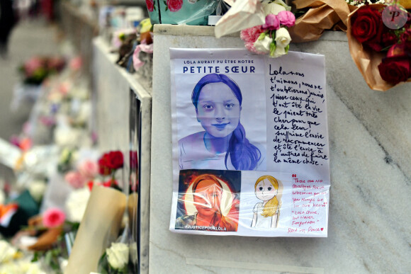 Illustration des fleurs déposées en soutien après l'assassinat de la petite Lola, 12 ans, retrouvée morte dans une malle au pied de son immeuble à Paris, le 17 octobre 2022.