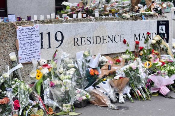 Illustration des fleurs déposées en soutien après l'assassinat de la petite Lola, 12 ans, retrouvée morte dans une malle au pied de son immeuble à Paris, le 17 octobre 2022.