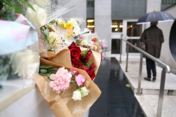 Illustration des fleurs déposées en soutien après l'assassinat de la petite Lola, 12 ans, retrouvée morte dans une malle au pied de son immeuble à Paris, le 17 octobre 2022.