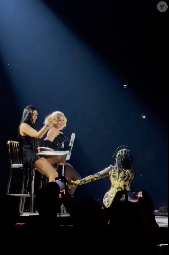 Ensemble, elles ont noté des danseurs avec leurs pancartes
Madonna et sa fille Lourdes Leon ensemble sur scène pour le retour de la chanteuse.