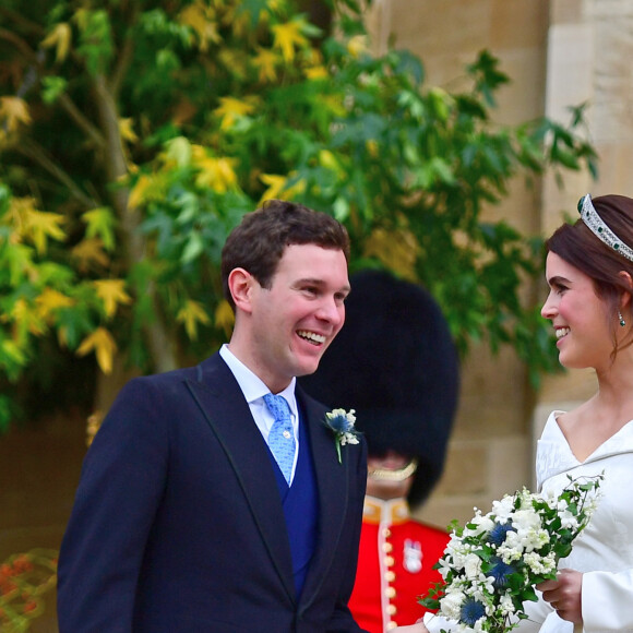 Eugenie dévoile la bouille de son aîné August et le constat est sans appel
La princesse Eugenie et son mari Jack Brooksbank - Sorties après la cérémonie de mariage de la princesse Eugenie d'York et Jack Brooksbank en la chapelle Saint-George au château de Windsor le 12 octobre 2018. 