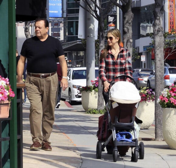 Mira Sorvino, son fils Holden et son père Paul vont au restaurant à Los Angeles le 8 mars 2010