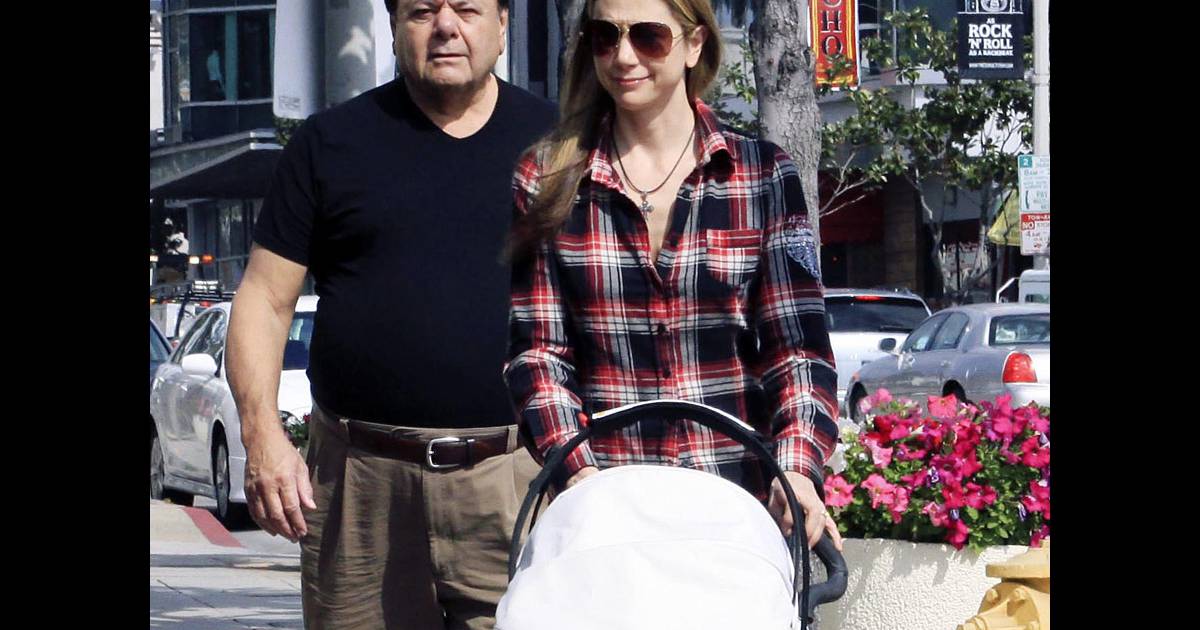 Mira Sorvino, son fils Holden et son père Paul vont au restaurant à Los