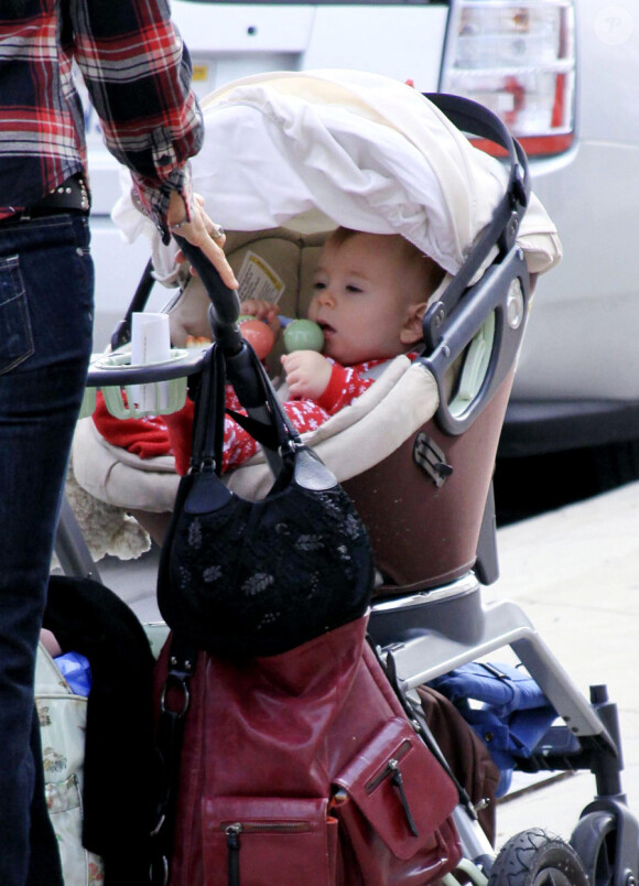 Mira Sorvino, son fils Holden et son père Paul vont au restaurant à Los Angeles le 8 mars 2010