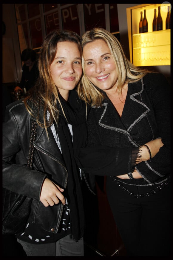L'ex-présentatrice de TF1 est très proche de sa fille.
Sophie Favier et sa fille Carla - Concert de Sylvie Vartan & l'orchestre de Bulgarie à la Salle Pleyel à Paris le 23 novembre 2011.