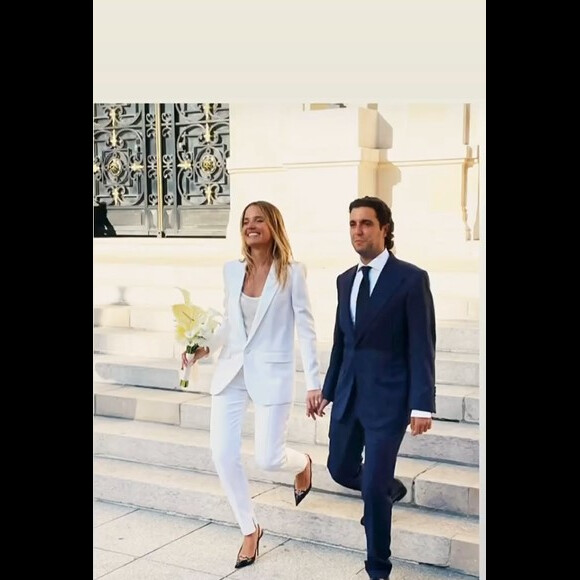 Il y a une semaine, elle était apparue en tailleur pour son premier mariage à Neuilly sur Seine.
Carla-Marie, la fille de Sophie Favier, s'est mariée avec son compagnon Anthony.