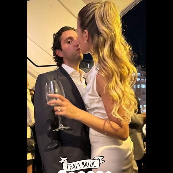 Pendant la soirée, elle avait à nouveau changé de robe ! 
Carla-Marie, la fille de Sophie Favier, s'est mariée avec son compagnon Anthony.