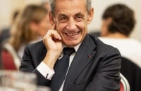 Nicolas Sarkozy tout sourire à Paris pour un dîner chic avec un grand chef d'entreprise, apparition remarquée