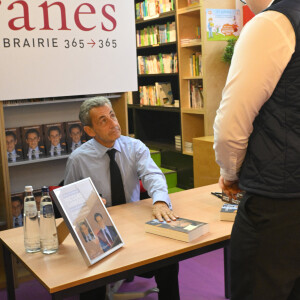 Nicolas Sarkozy dédicace son dernier livre "Le Temps des combats" à la librairie Filigranes à Bruxelles (Belgique), le 28 septembre 2023. 
