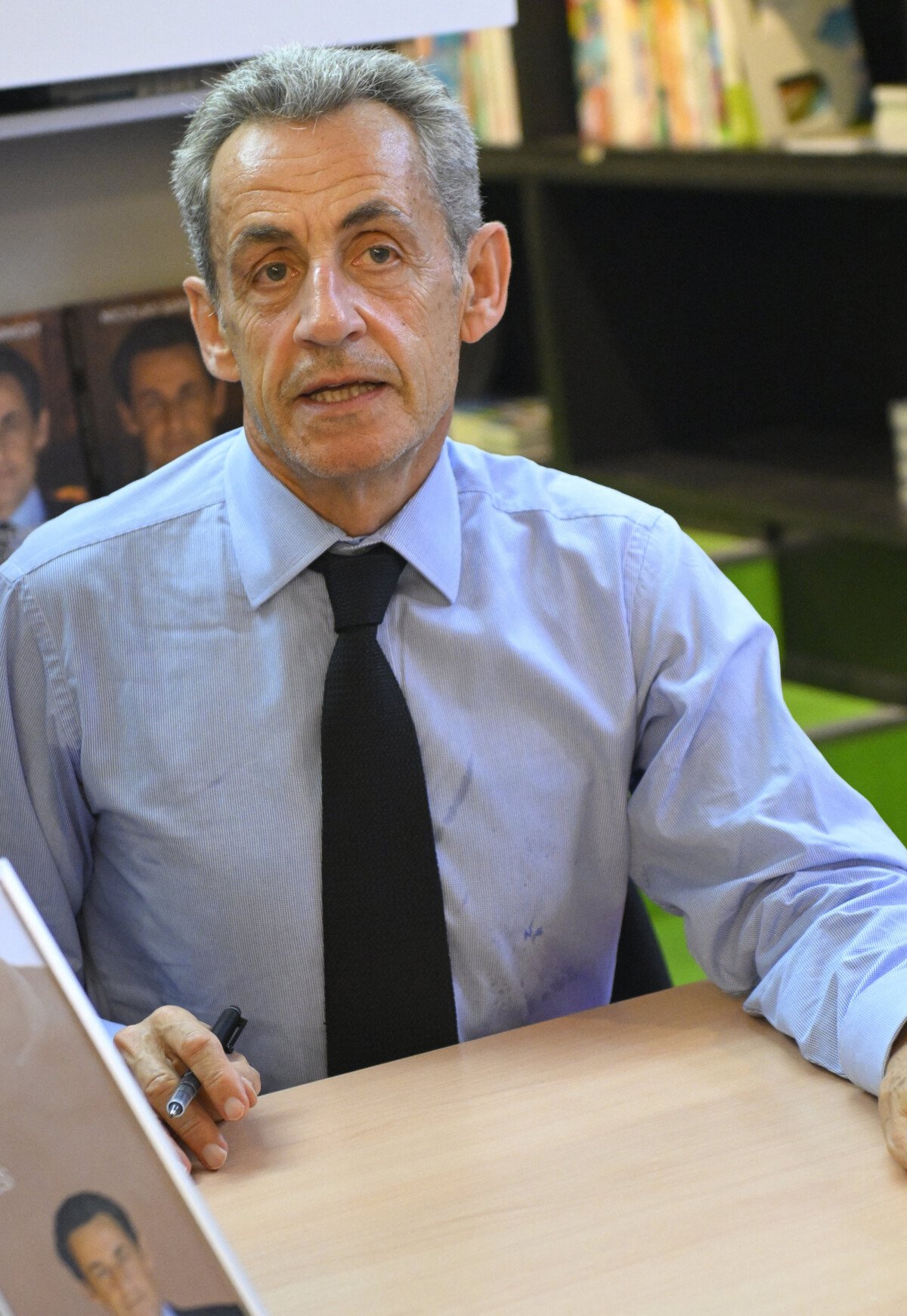 Photo situé sur le Boulevard SaintGermain dans le 7e arrondissement de Paris. Nicolas Sarkozy