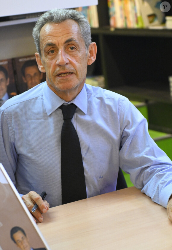 situé sur le Boulevard Saint-Germain dans le 7e arrondissement de Paris.
Nicolas Sarkozy dédicace son dernier livre "Le Temps des combats" à la librairie Filigranes à Bruxelles (Belgique), le 28 septembre 2023. 